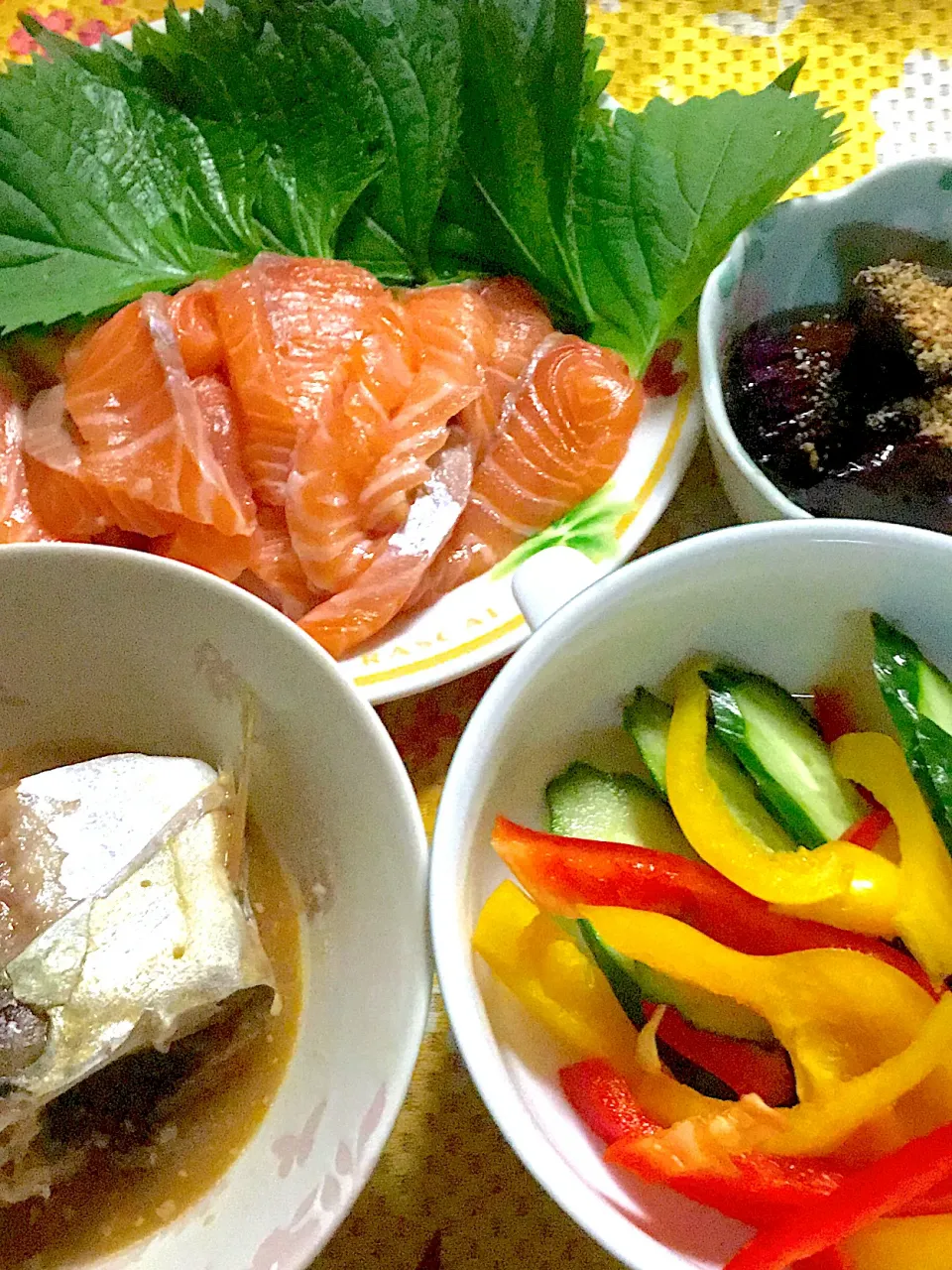 鯖の味噌煮　茄子🍆の焼き浸し　サラダ🥗　サーモンの刺身|掛谷節子さん