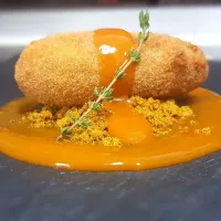 Croquetas de Pure de boniato y remolacha rellena de carne mechada y recubierta en una reduccion de su salsa|Chris Diegoさん