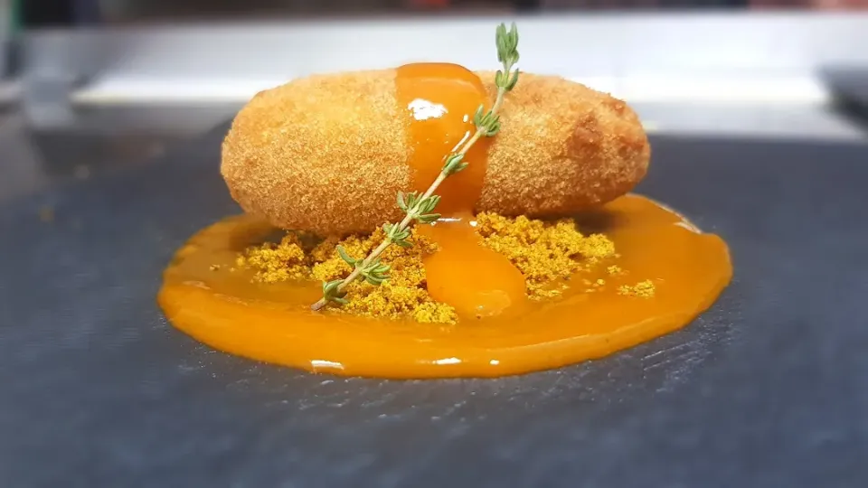 Croquetas de Pure de boniato y remolacha rellena de carne mechada y recubierta en una reduccion de su salsa|Chris Diegoさん