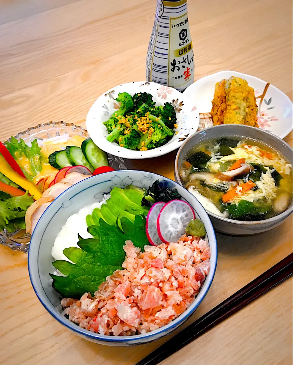 今日の夕食　まぐろのタタキのとろろ丼　じゃが餅餃子入り野菜スープ　ちくわの磯辺揚げ　ブロッコリーのピーナッツ和え　サラダ|ふわ猫はなちゃんさん