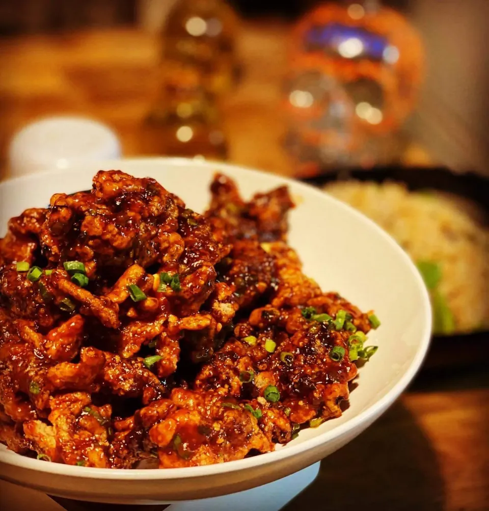 Chinese Crispy Chili Fried Beef with stir Fried Rice With Mushrooms & Okra. #crispybeef #chinese #homecooking #chefemanuel #ilovecooking #friedrice #homemade|Emanuel Hayashiさん