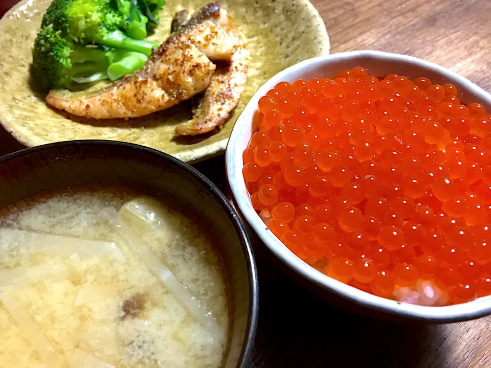 今日、釣った白鮭のイクラご飯❗️|じゃっきーさん