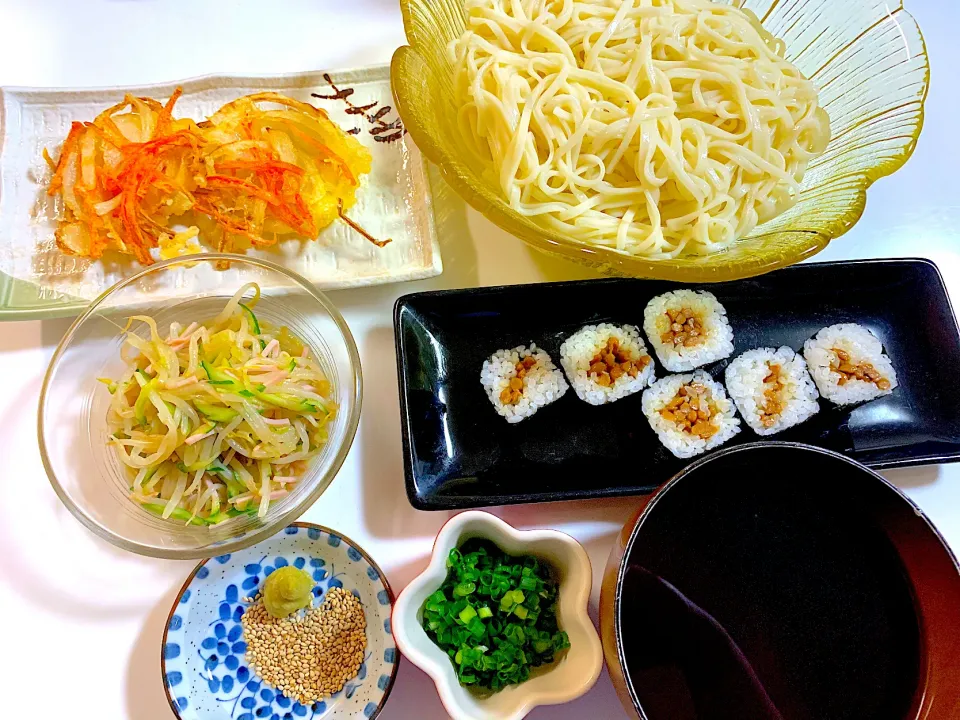 Snapdishの料理写真:冷やしうどん　かき揚げ　納豆巻き|ゆりえさん