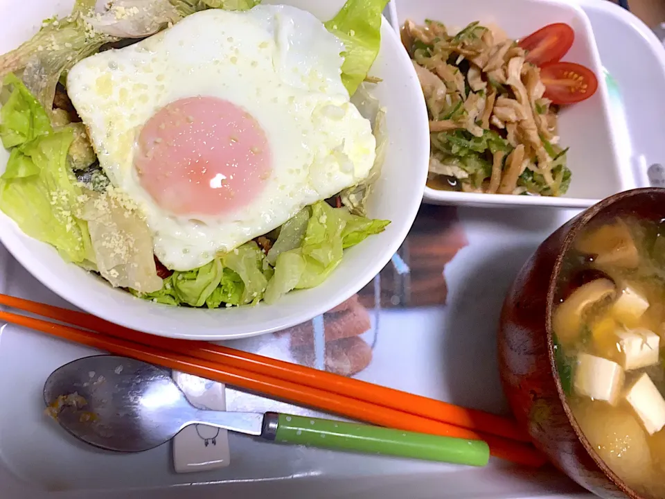 Snapdishの料理写真:ガパオライス風丼、味噌汁、ささみの中華風サラダ！|あんこさん