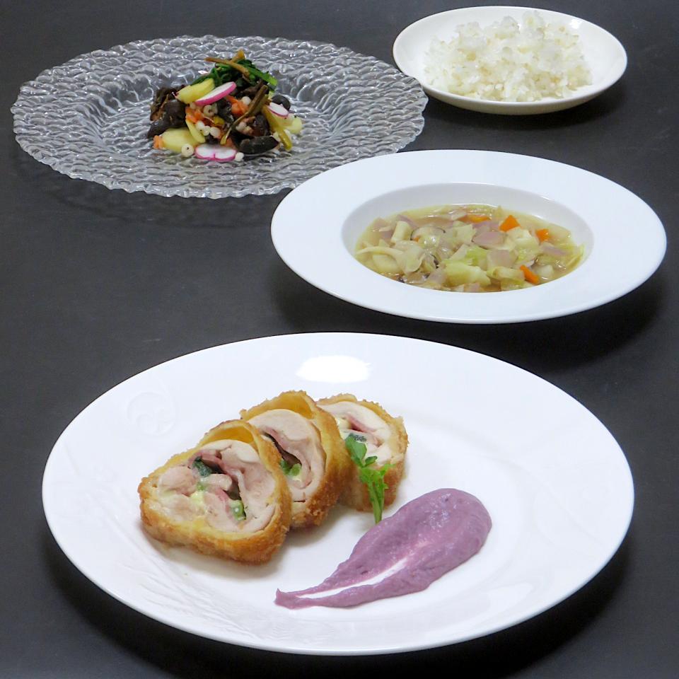 今晩は 鶏もも肉のインパナータ 紫いもと紫玉ねぎのピュレ添え チーズ ベーコン 春菊角切り野菜のスープ 人参 紫玉ねぎ キャベツ 蕪 茸冬支度のサラダ スモークサーモン はと麦 真菰 金針菜 木耳 飛鳥あかね 梨ドレッシング 発芽玄米ご飯 Akazawa3 Snapdish スナップ