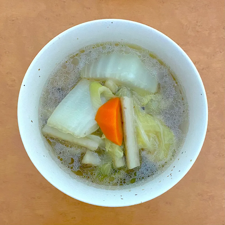 Dinner with simple menu; a cup of rice with vegetables soup (chinese cabbage, carrot, gobo, mushroom, green onion, tofu, plus shoyu as main soup)|MI 「いどりす」さん