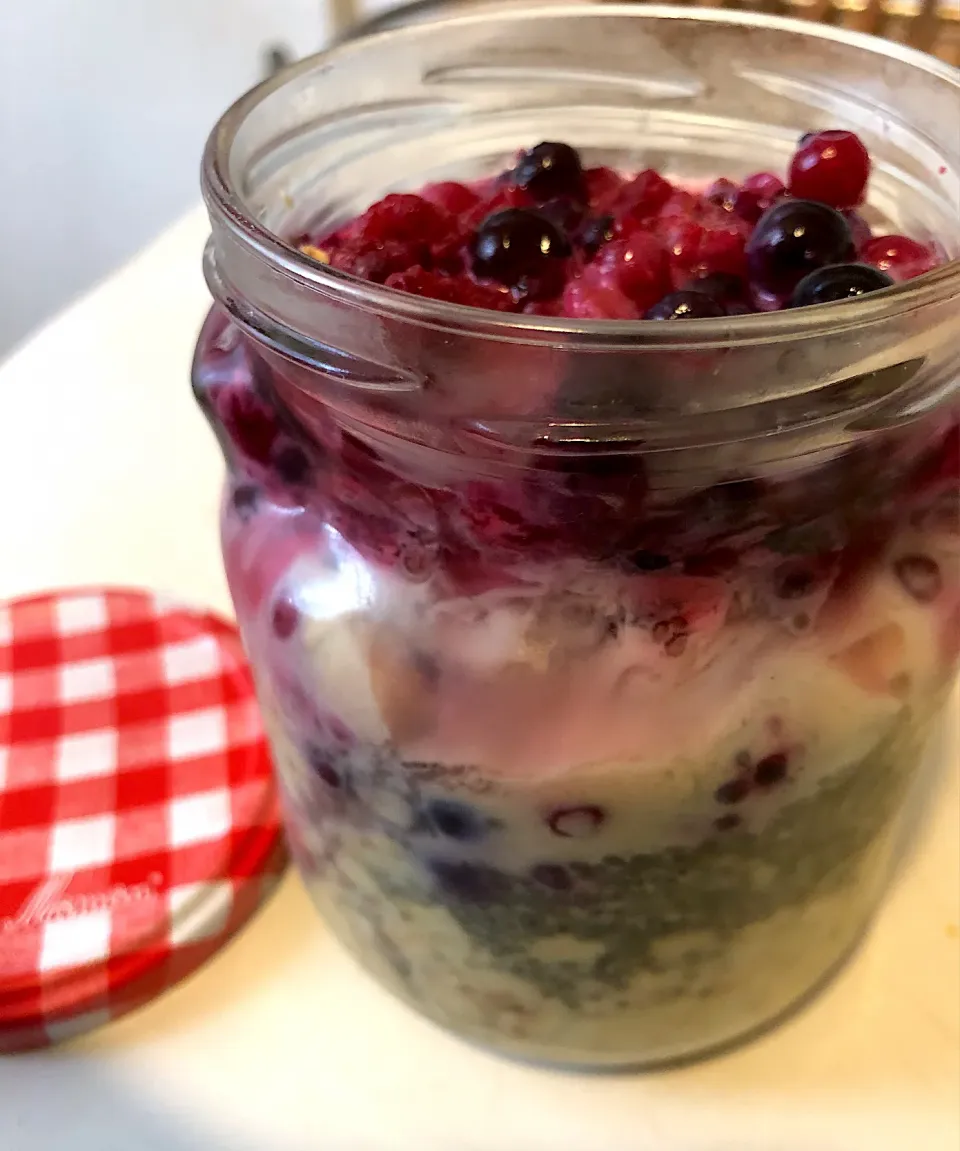 Overnight oats with chia seeds, berries and vanilla soy milk|MissYumYumさん