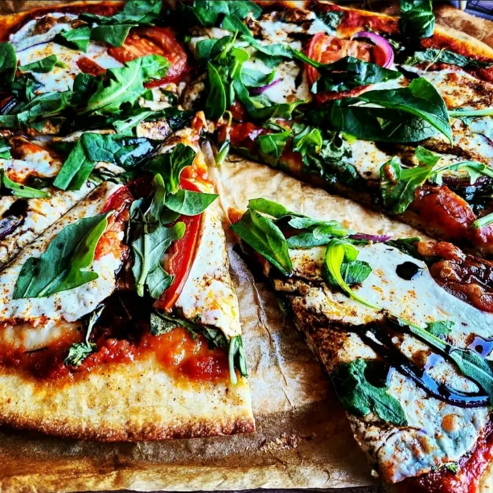 Snapdishの料理写真:Veggie Thin Crust Pizza|Jbunny Caféさん