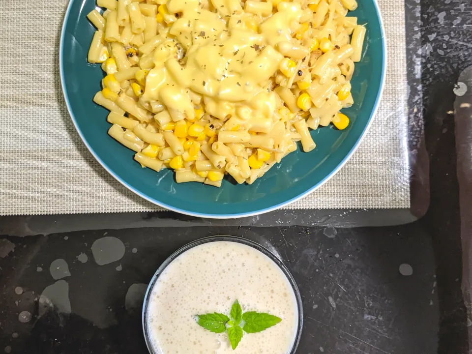 Snapdishの料理写真:Vegetarian macaroni with banana milkshake|歆颖さん