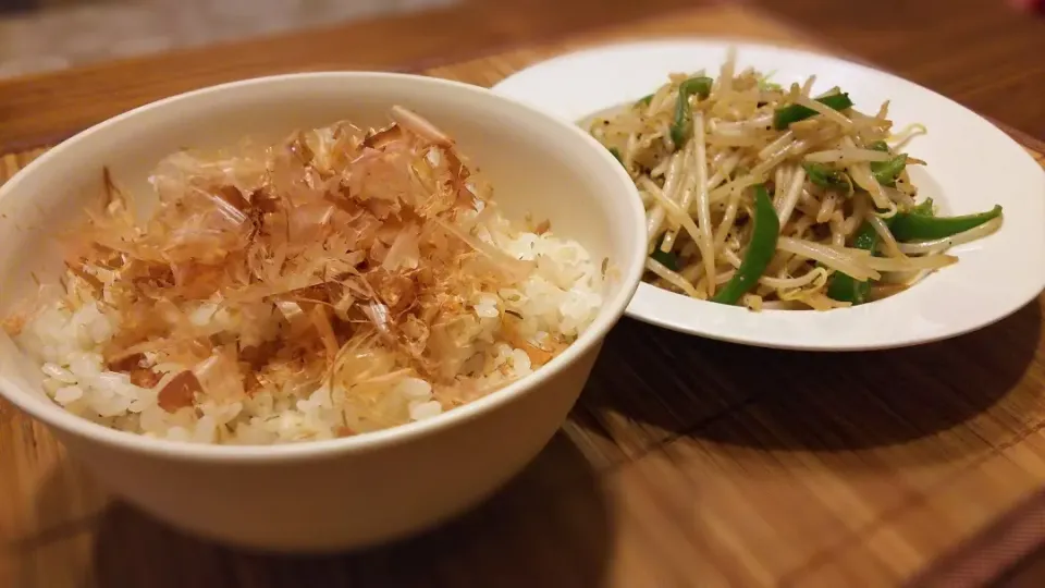 Snapdishの料理写真:おかかご飯＆もやし炒め〜
の晩ごはん✨|kaz(*･ω･)さん