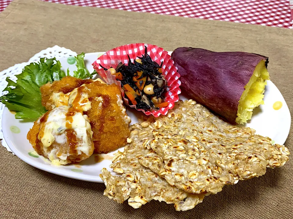 🐟白身魚のフライ
ひじき煮
オートミールおせんべい🍘
さつまいも🍠|eiyadeさん