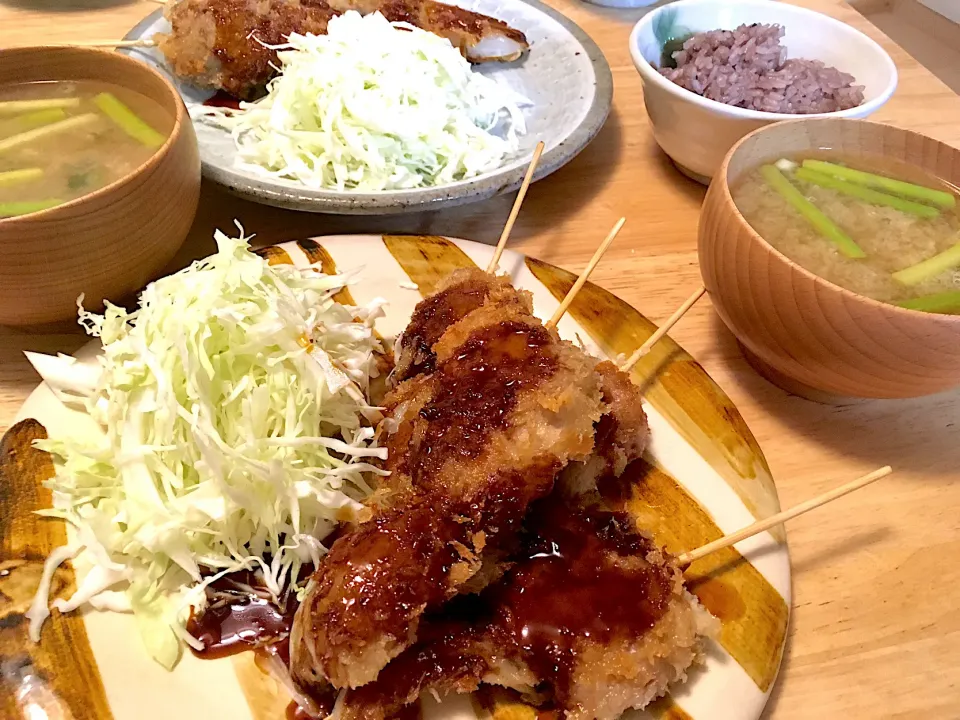 Snapdishの料理写真:牛ヒレと玉ねぎの串カツ定食💟アスパラと竹輪のお味噌汁、黒豆おこわ。|さくたえさん