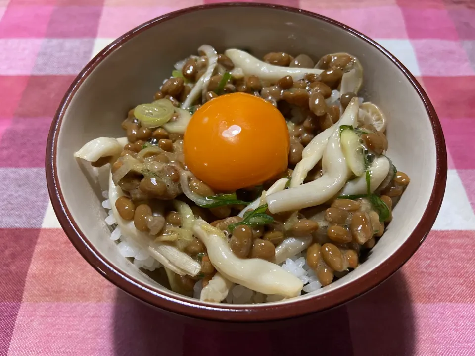 Snapdishの料理写真:しめじ納豆丼|ハルのただ飯さん