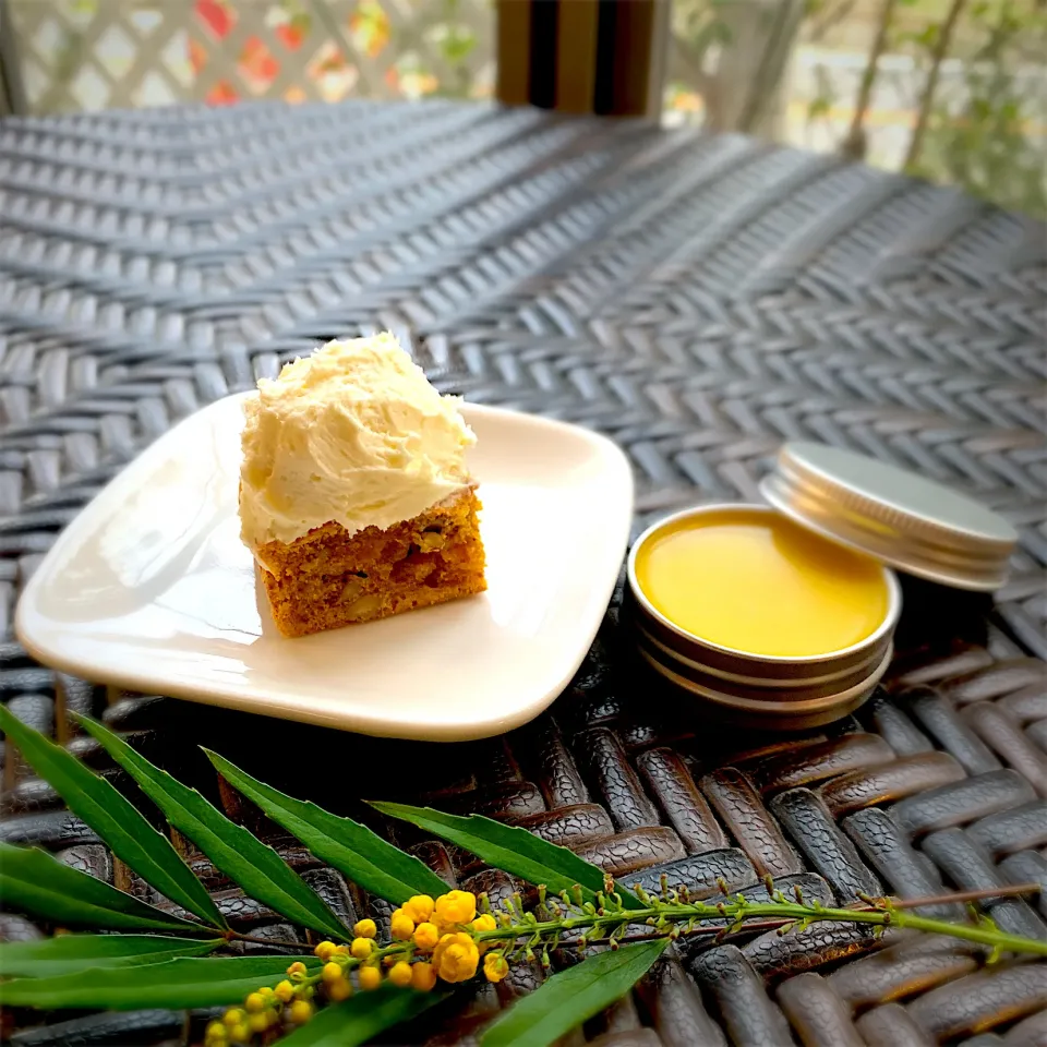 Snapdishの料理写真:キャロットケーキ🥕と蜜蝋バーム🐝|美味飯さん