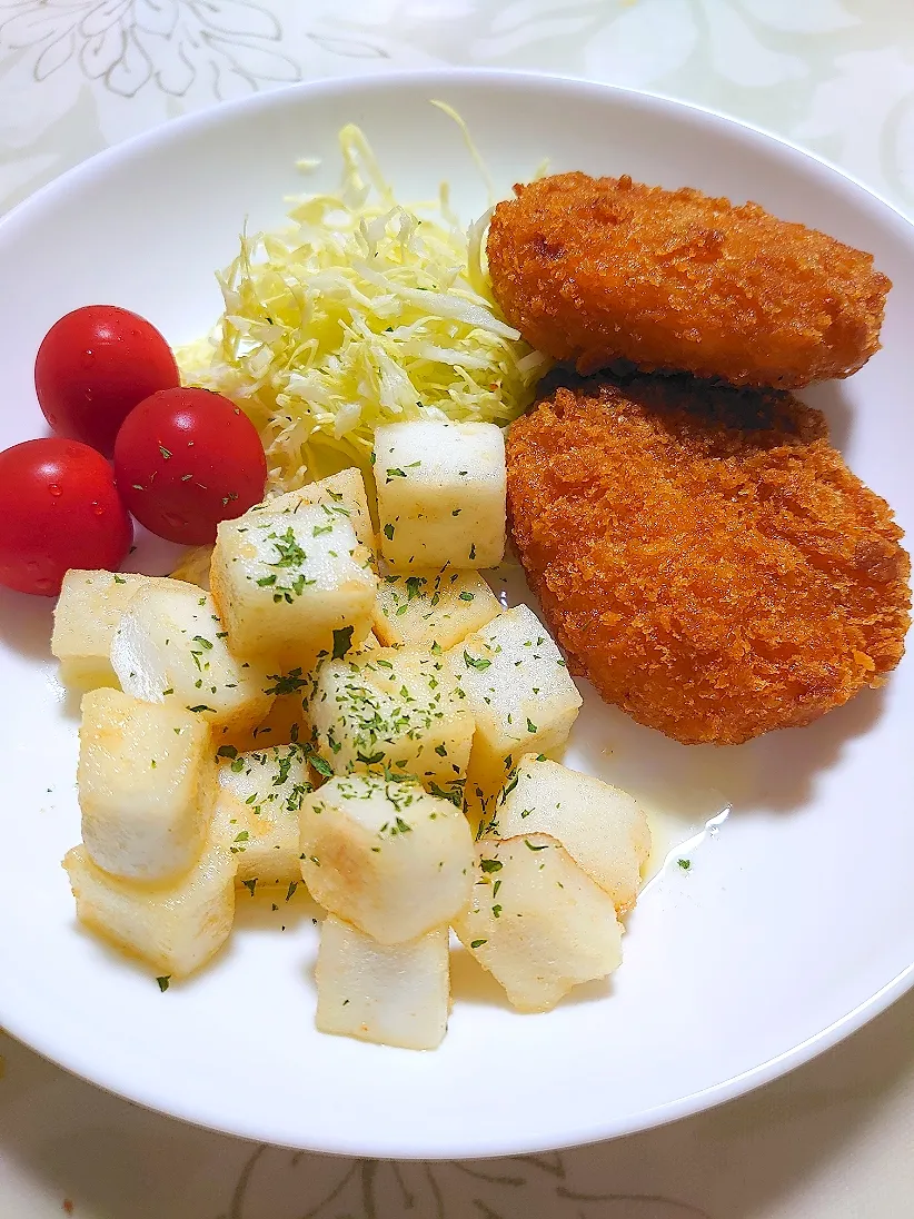 カニクリームコロッケと
はんぺんマヨ炒め|🍒ふみりん🍒さん