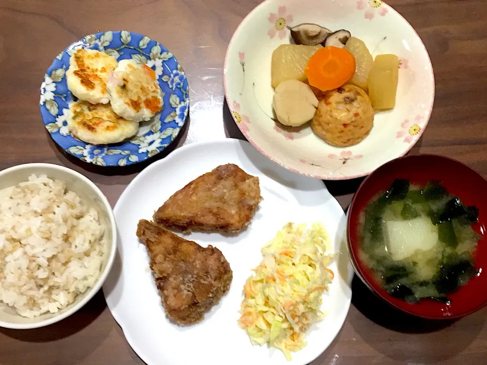 かじきまぐろの三角の唐揚げ コールスロー じゃがいもとわかめの味噌汁 煮物 はんぺんと豆腐のふわふわ焼き|おさむん17さん