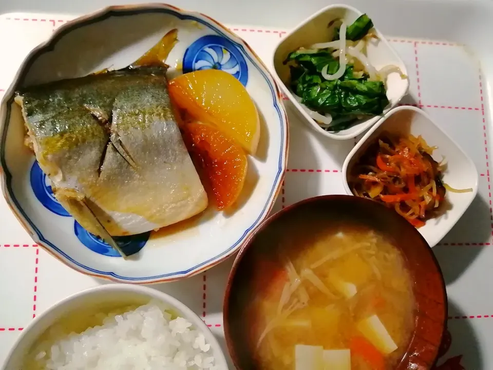 ハマチ大根
小松菜ともやしのごま和え
野菜の皮金平
味噌汁|あぁちゃんさん