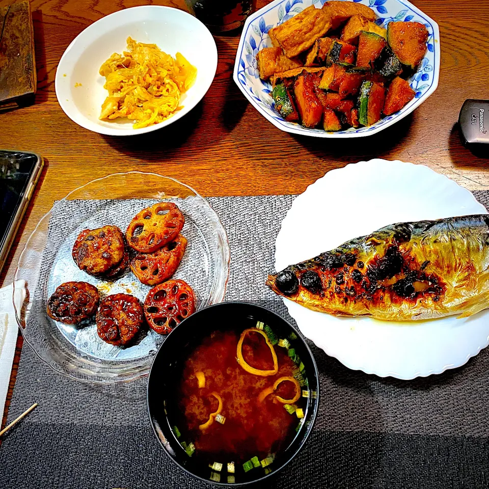 焼き塩鯖、厚揚げと南瓜の照り煮、味噌汁、蓮根の挟み焼きケチャップ、|yakinasuさん