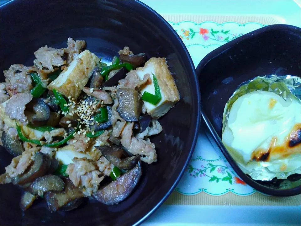 豚肉とナスとピーマンの味噌炒めとじゃがいもとチーズのホイル焼き|いわちゃんさん