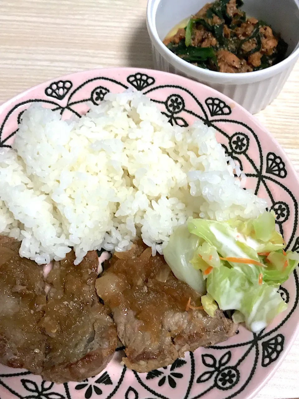 Snapdishの料理写真:たまには贅沢に♪牛ステーキとツナニラ炒め|のあママさん