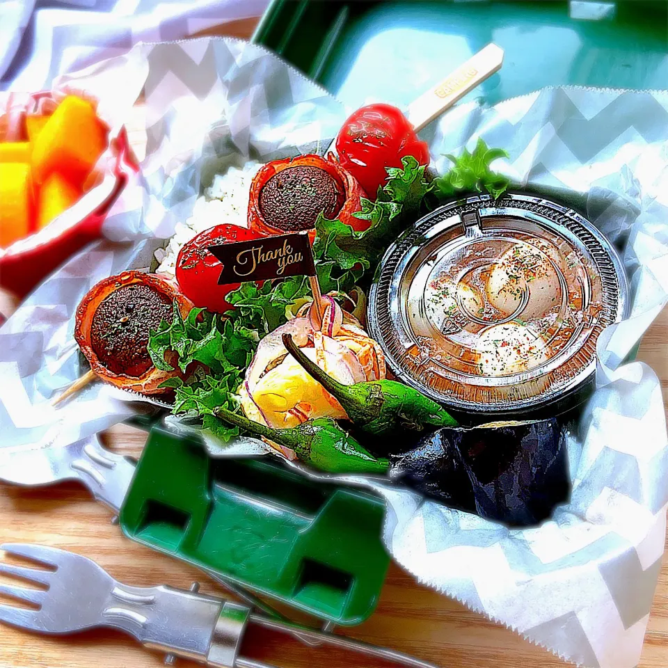 うずらの卵カレー🍛🥚ミニトマトとブラウンマッシュルームベーコン巻きの串焼き🍅🍄弁当🍱|Naoさん