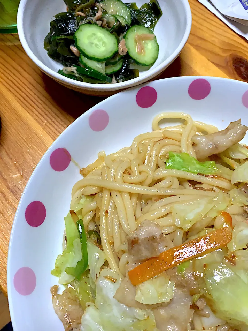 Snapdishの料理写真:焼きうどん、きゅうりとわかめの酢の物|kaaaaaさん