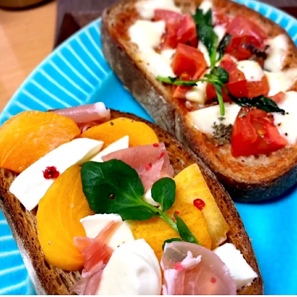 Snapdishの料理写真:オープンサンド🥪トマト🍅モッツァレラ🧀＆次郎柿＊生ハム＊モッツァレラ|henryさん