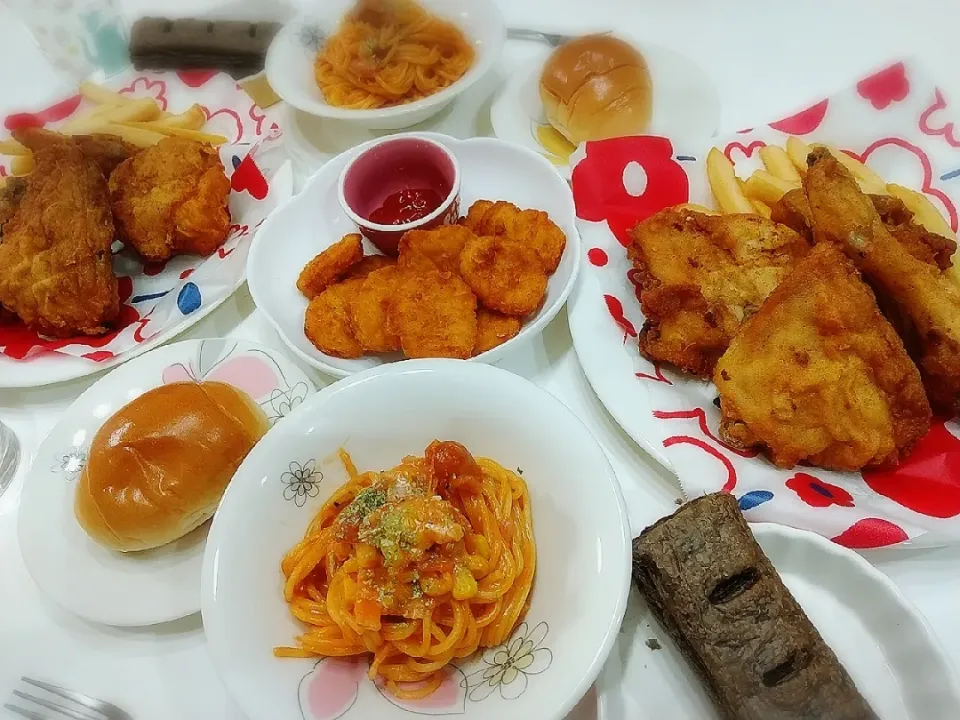 夕食(*^^*)
ケンタッキー🍗とりの日パック~😆🎵
チキン、ナゲット、ポテト
トマトチーズパスタ(ベーコン、ウインナー、コーン)
チョコパイ|プリン☆さん