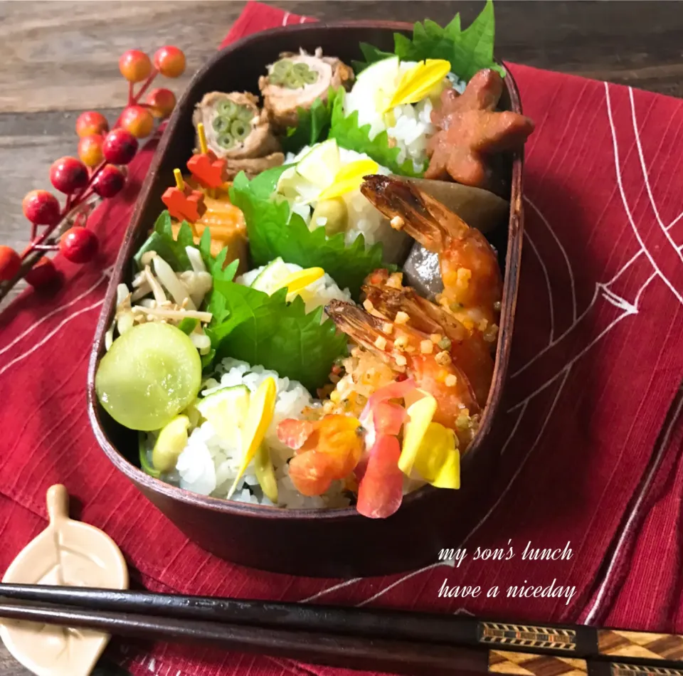 Snapdishの料理写真:枝豆と炊き込みわかめのおにぎり弁当|kotokotoさん