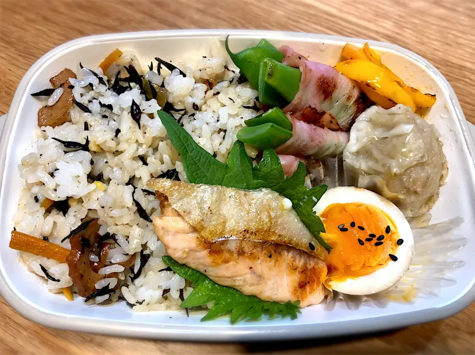 サラ弁　　　　　　　　　　　　　　　　　ひじきご飯　味付け卵　サヤインゲンのベーコン巻きソテー　焼き鮭|じゅんさんさん