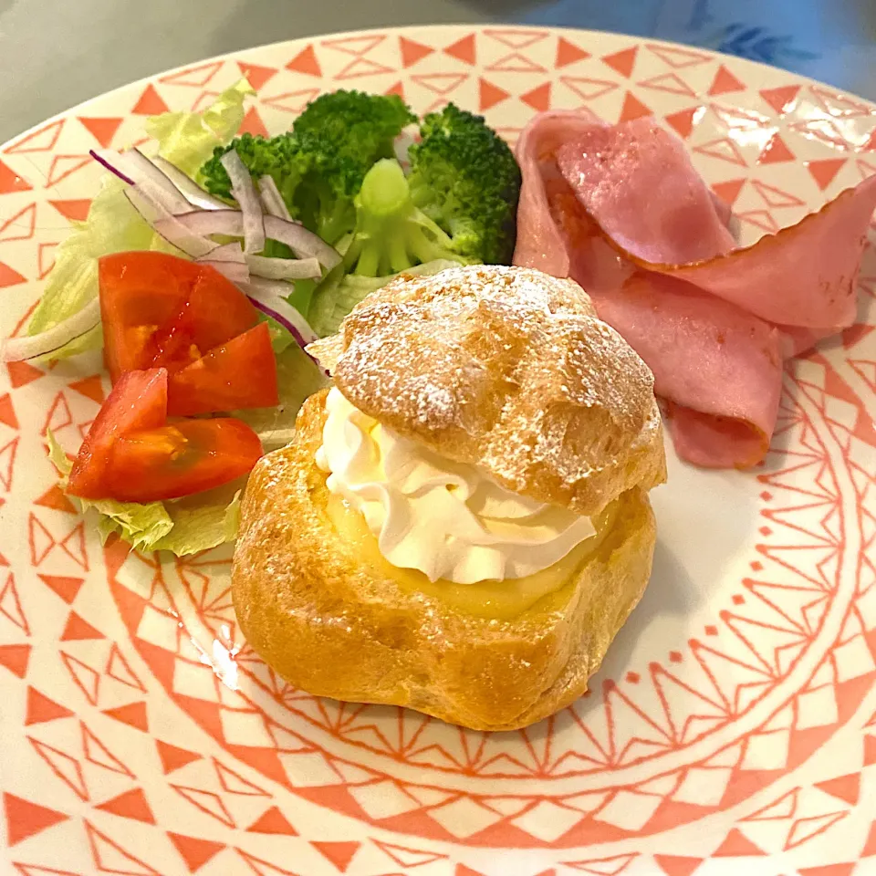 Snapdishの料理写真:シュークリームの朝ごはん|KURUMIkitchenさん