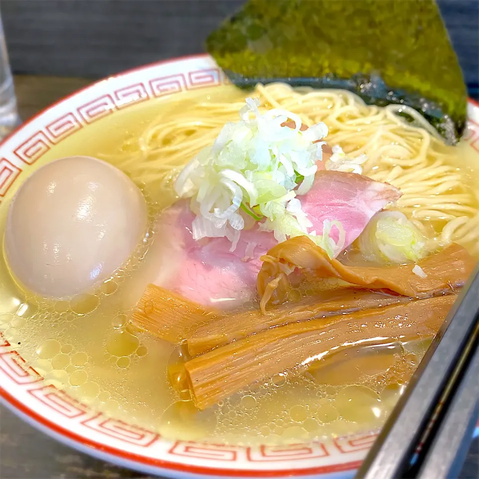 Snapdishの料理写真:鶏塩ラーメンと味玉|いさかつさん