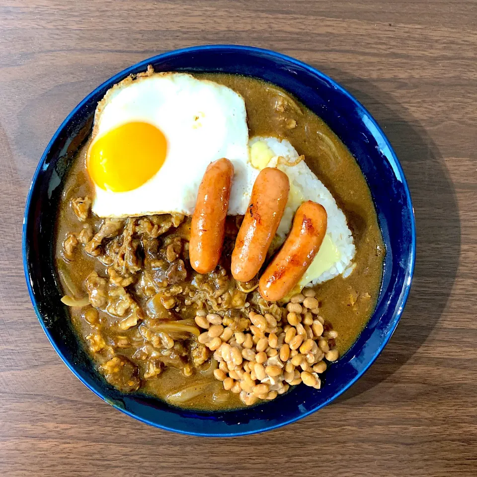 納豆チーズ目玉焼きウインナービーフカレー|dashi menjiroさん