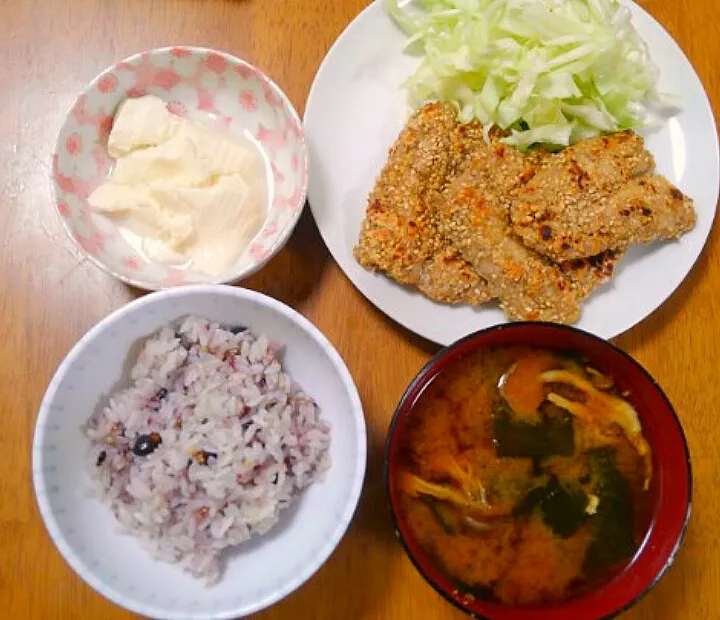 １０月２６日　さんまゴマ竜田　酢キャベツ　寄せ豆腐　ひらたけとわかめのお味噌汁|いもこ。さん