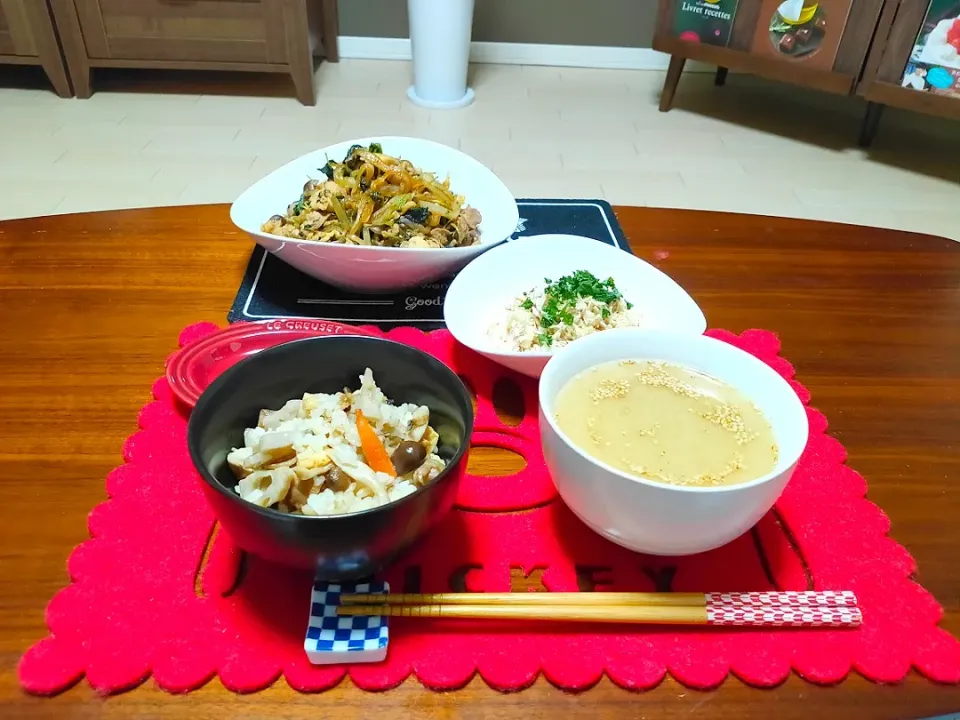 炊き込みご飯に、肉野菜炒め夕飯!|えっこさん