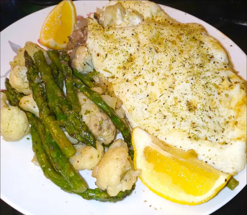 my breakfast eggwhite omellette with fajita steak sauteed onions cauliflower and asparagus|Gaines Ashleyさん