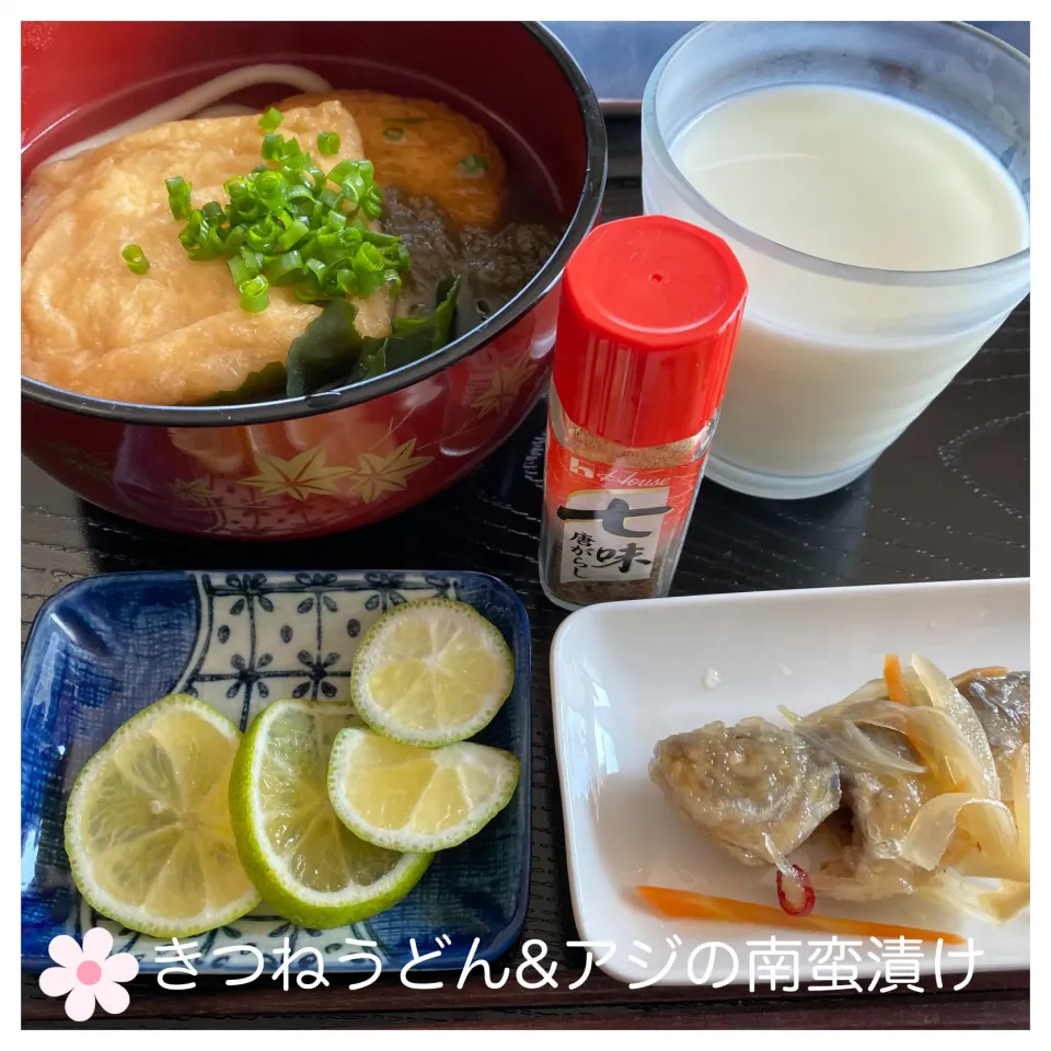 Snapdishの料理写真:きつねうどん&アジの南蛮漬け|いのっちさん