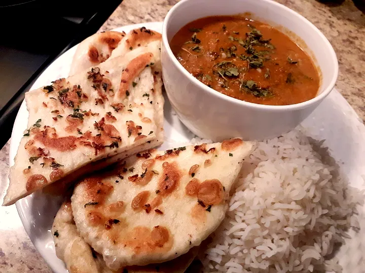 Snapdishの料理写真:butter chicken and garlic naan|Sophieさん