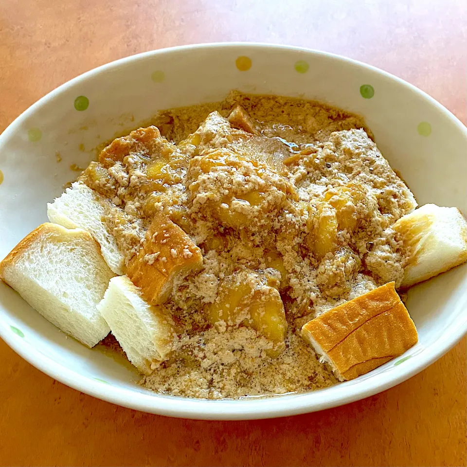 Brunch with banana soup (milk) and bread|MI 「いどりす」さん