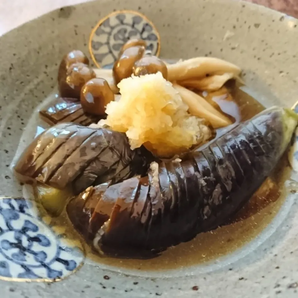 温かいつゆで食べるなすの焼き浸し|とだともさん