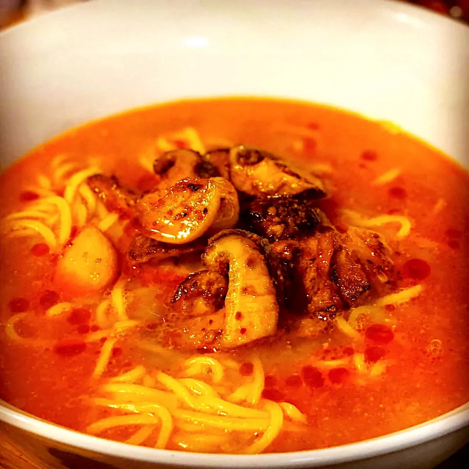 Snapdishの料理写真:Guess whose Coming too Dinner 🥘. ?  Freshly Made Mushroom Miso Hot & Spicy Soup Stock with Ramen Noodles Topped with Pan Fried Flat top mushrooms cooked in Gar|Emanuel Hayashiさん