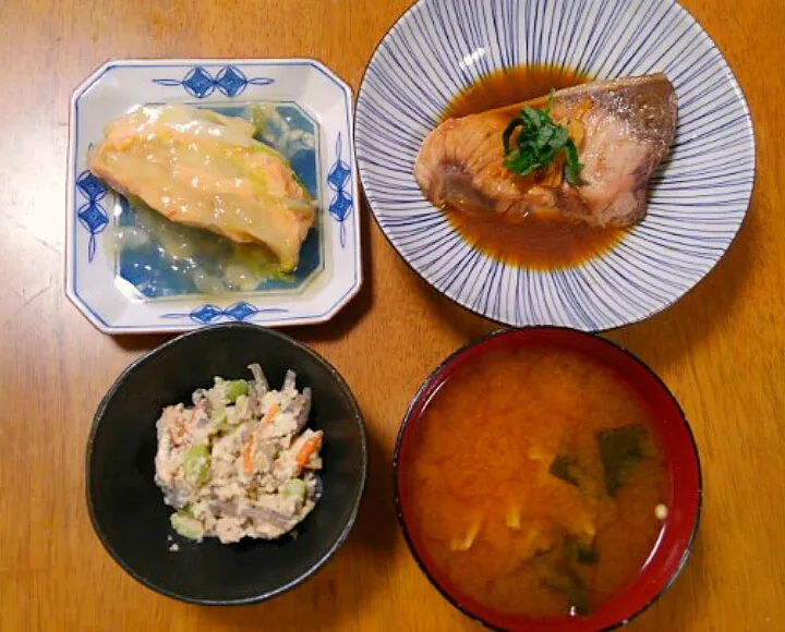 １０月２８日　ぶりの煮付け　白菜とえびしんじょの重ね蒸し　卯の花　えのきとわかめのお味噌汁|いもこ。さん