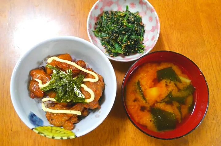 １０月２９日　鶏の照り焼き丼　ほうれん草のごま和え　じゃがいものお味噌汁|いもこ。さん