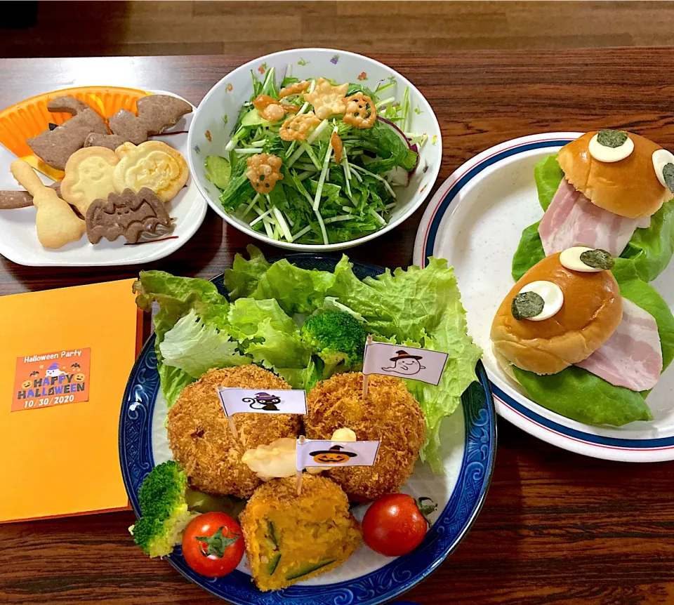 Snapdishの料理写真:🎃かぼちゃコロッケ🎃モンスターサンド🎃カリカリお化けのせ水菜サラダ🎃ハロウィンクッキー🎃|もちもちさん