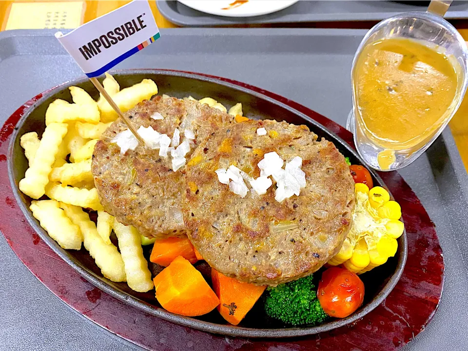 Impossible burger on hot plate served with seasonal vegetables|skyblueさん