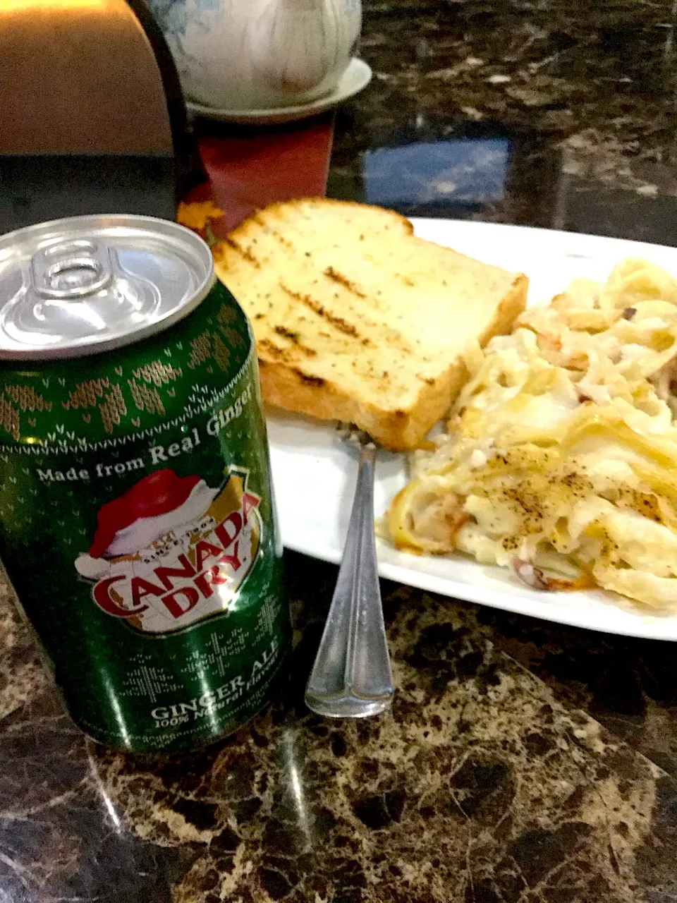 Ginger ale and a Italian pasta with garlic bread|ninja kittyさん