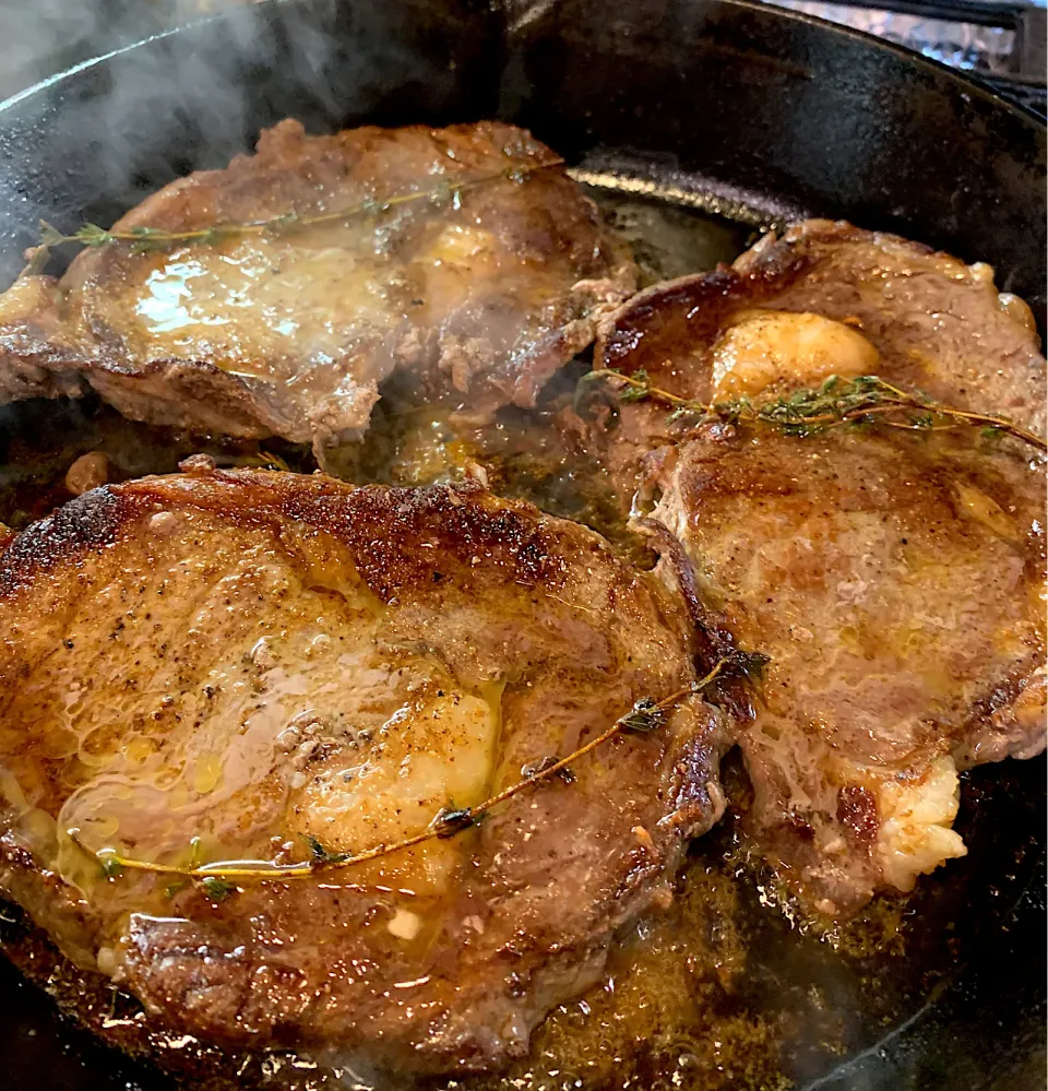 Sizzling Ribeye Steaks in Skillet|Alma's Home Kitchenさん