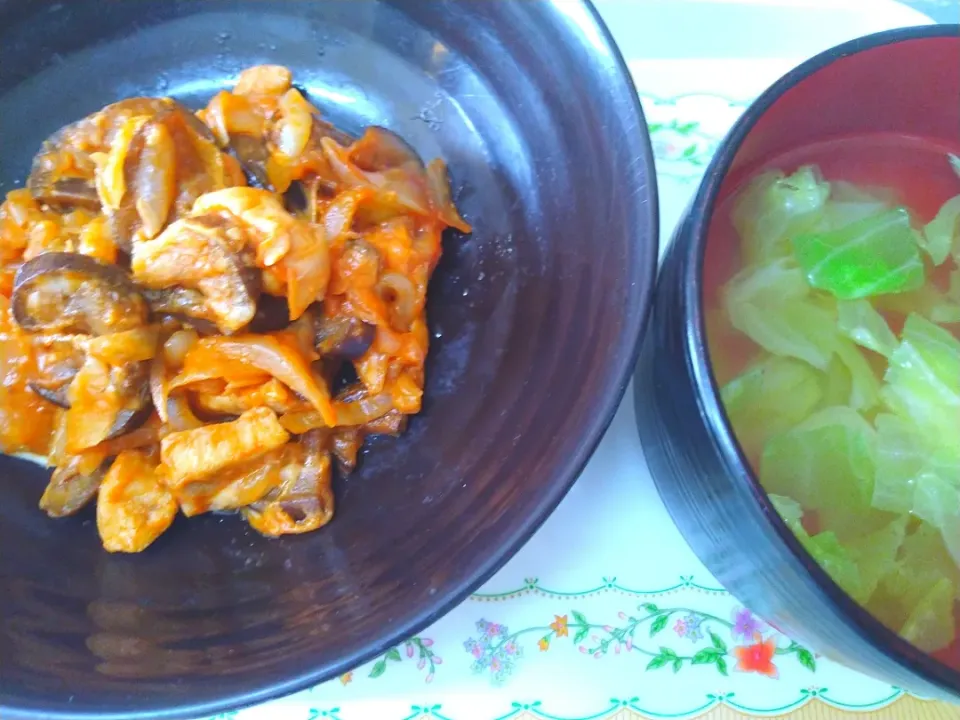 なすと鶏肉のケチャップ炒めとキャベツのコンソメスープ|いわちゃんさん