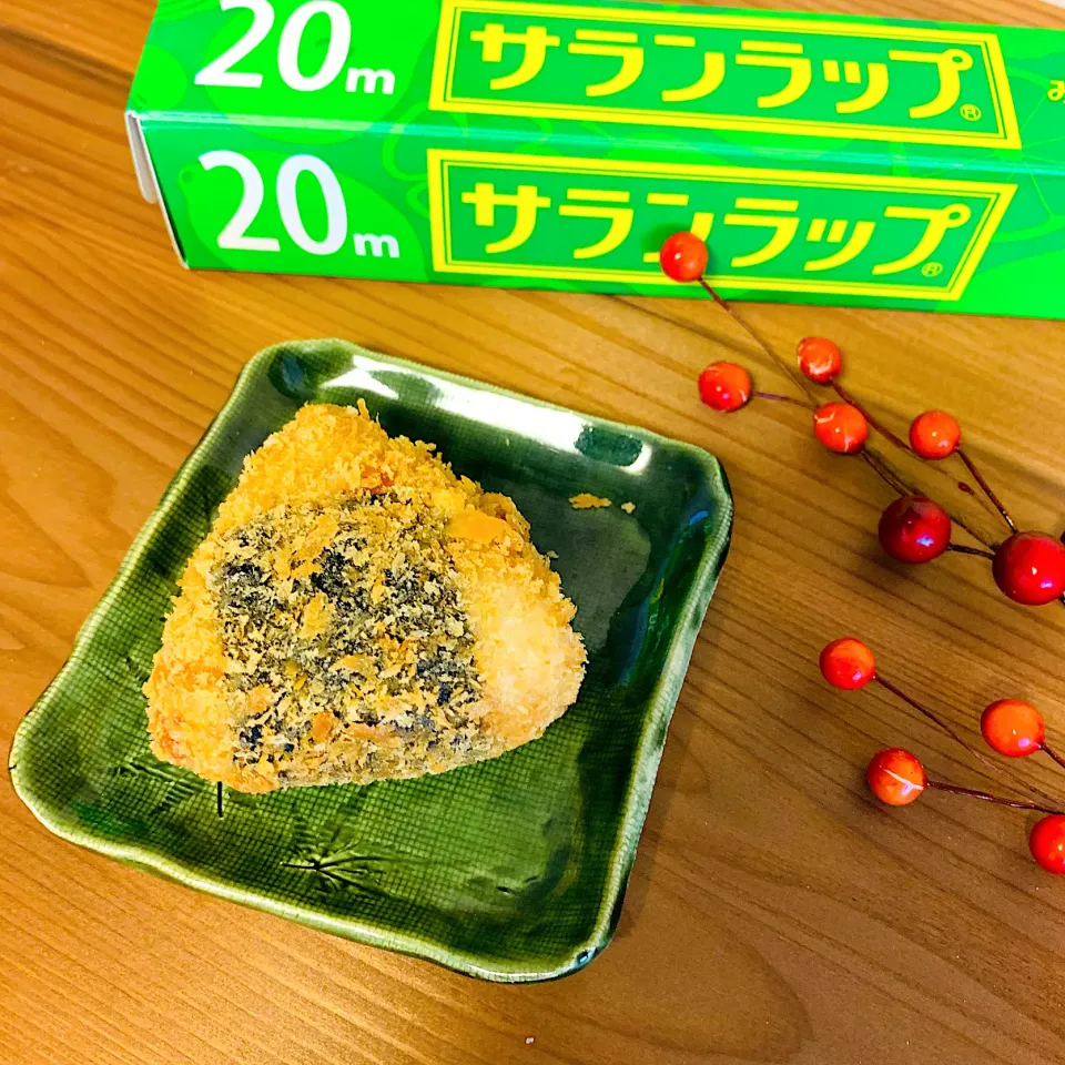 Snapdishの料理写真:🍙和風ライスコロッケおにぎり🍙醤油味のごはんに塩鮭入りおにぎりをパン粉付けてフライ✨|いちごさん