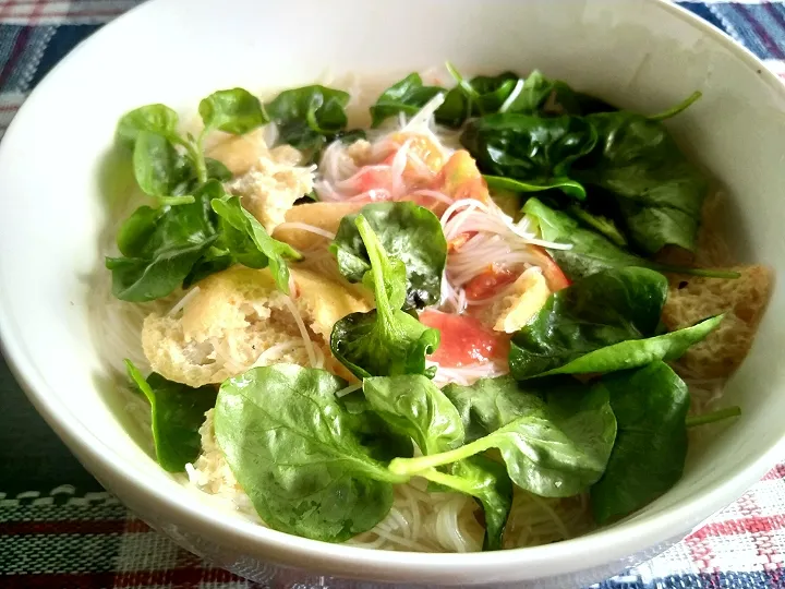 Snapdishの料理写真:Breakfast
Mee hoon soup with dry toufu, spinach & tomato from my balcony
|Harlina  (Malaysia)さん